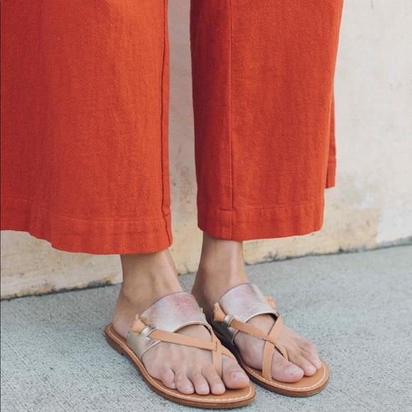 NIB Soludos Slotted Thong Sandal Metallic Platinum - Picture 7 of 14